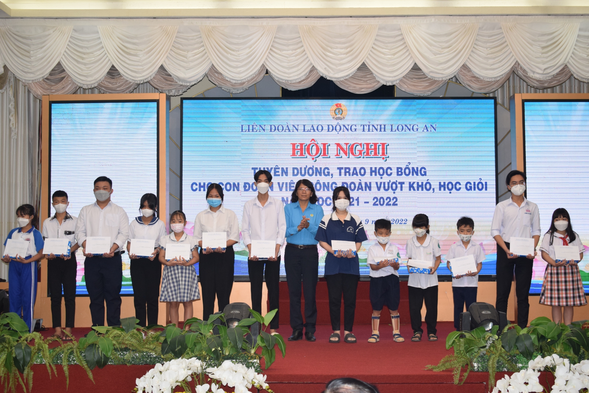 Công đoàn Long An trao học bổng cho con công nhân nghèo vượt khó