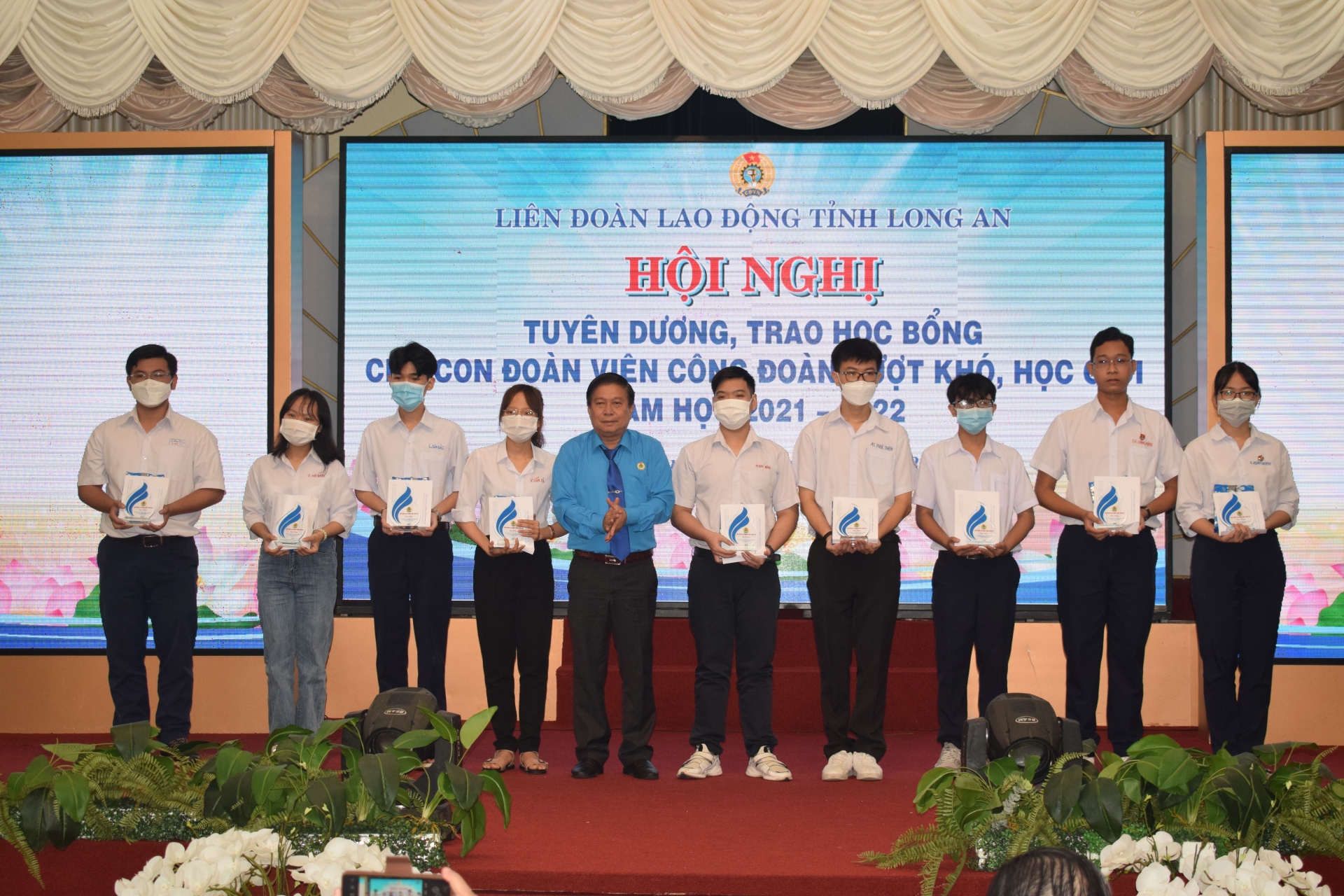 Công đoàn Long An trao học bổng cho con công nhân nghèo vượt khó