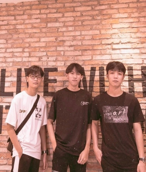 Giới trẻ đua nhau “khoe” ảnh, khẳng định triết lý bạn càng chơi thân càng giống nhau Giới trẻ đua nhau “khoe” ảnh, khẳng định triết lý bạn càng chơi thân càng giống nhau