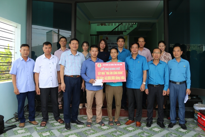 LĐLĐ huyện Vũ Thư (Thái Bình) trao hỗ trợ 2 “Mái ấm Công đoàn”