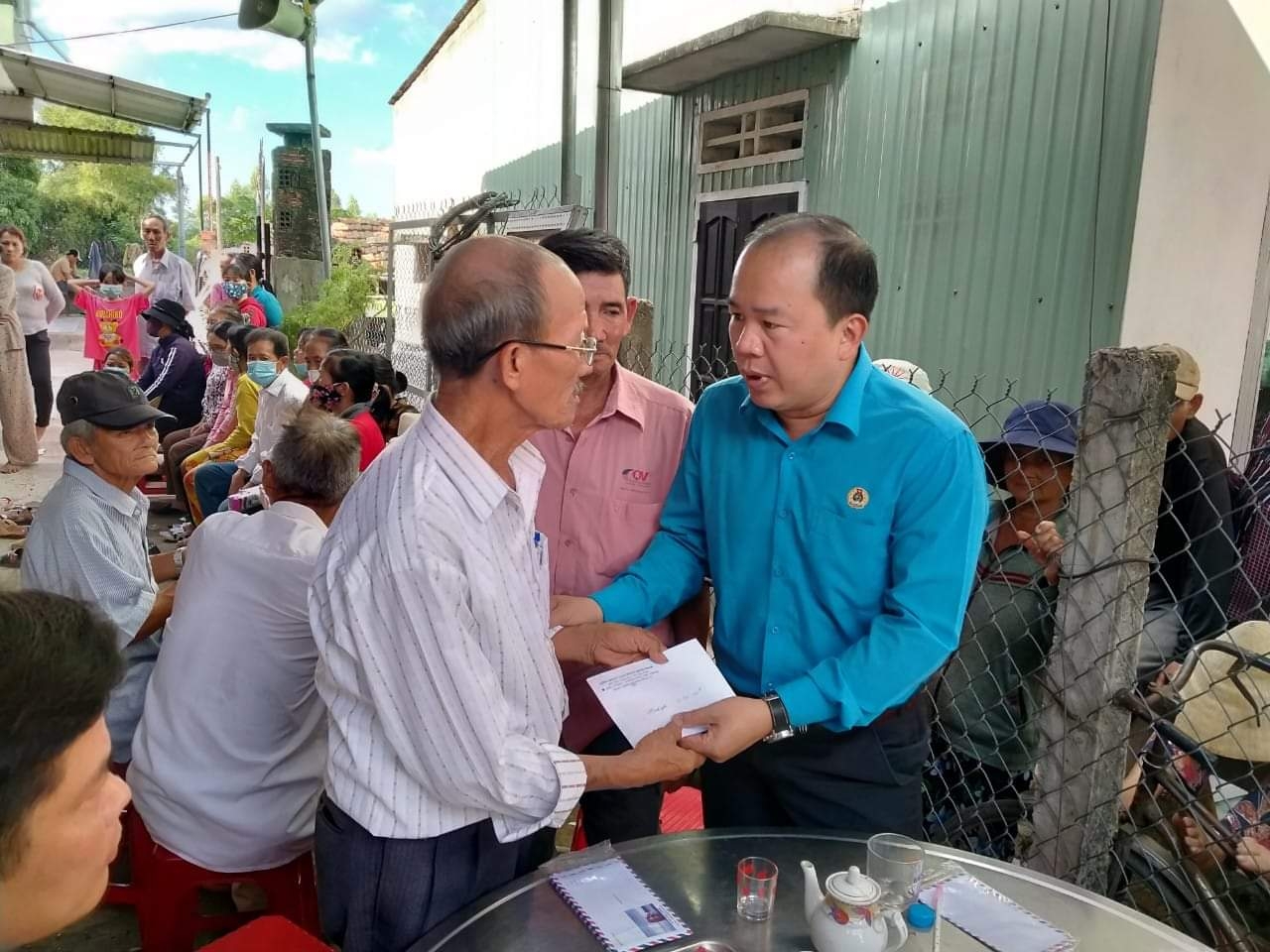 LĐLĐ Bình Định chia sẻ nỗi đau với gia đình nạn nhân vụ tai nạn sập tường nghiêm trọng LĐLĐ Bình Định chia sẻ nỗi đau với gia đình nạn nhân vụ tai nạn sập tường nghiêm trọng