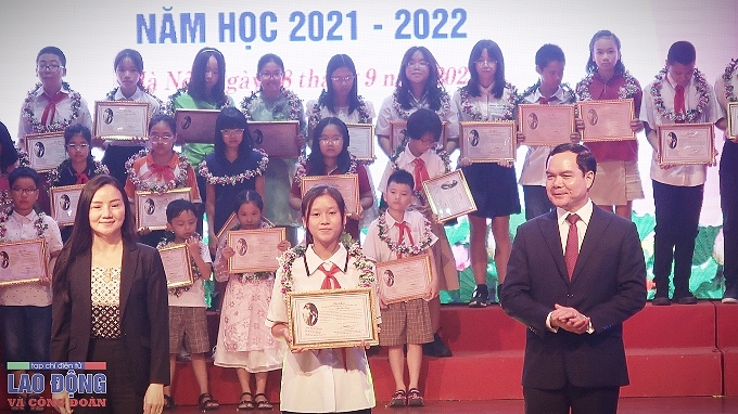undefined Công đoàn Viên chức Việt Nam tuyên dương học sinh đoạt giải quốc gia, quốc tế