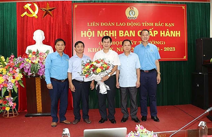 Lãnh đạo Tổng LĐLĐ Việt Nam, Ban Tổ chức Tỉnh ủy, Liên đoàn Lao động tỉnh Bắc Kạn chúc mừng đồng chí Vi Hồng Dương (nguồn: LĐLĐ tỉnh Bắc Kạn) Lãnh đạo Tổng LĐLĐ Việt Nam, Ban Tổ chức Tỉnh ủy, Liên đoàn Lao động tỉnh Bắc Kạn chúc mừng đồng chí Vi Hồng Dương (nguồn: LĐLĐ tỉnh Bắc Kạn)