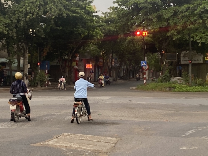 Khi đường phố còn vắng vẻ thì những công nhân nữ đã bắt đầu công việc. Ảnh: M.A Khi đường phố còn vắng vẻ thì những công nhân nữ đã bắt đầu công việc. Ảnh: M.A