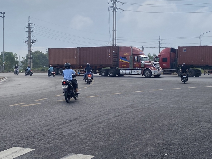 Những màu áo đặc trưng hối hả trên đường đến công ty từ 6 giờ sáng cho kịp giờ làm. Ảnh: M.A Những màu áo đặc trưng hối hả trên đường đến công ty từ 6 giờ sáng cho kịp giờ làm. Ảnh: M.A