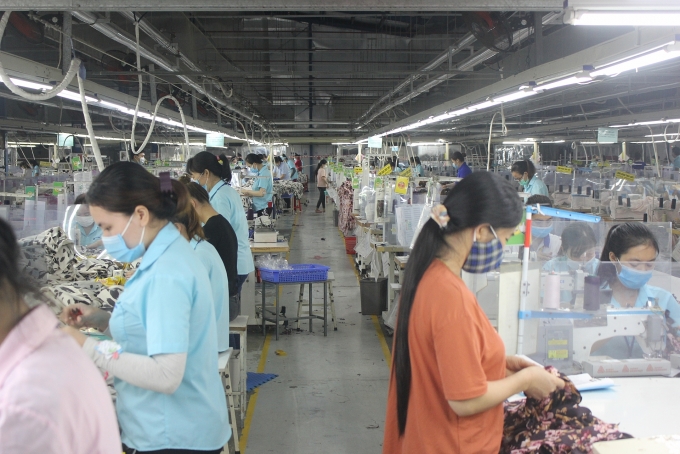 Công nhân lo lắng khi tăng ca thường xuyên ảnh hưởng đến sức khỏe và cuộc sống gia đình. Ảnh: XH Công nhân lo lắng khi tăng ca thường xuyên ảnh hưởng đến sức khỏe và cuộc sống gia đình. Ảnh: XH