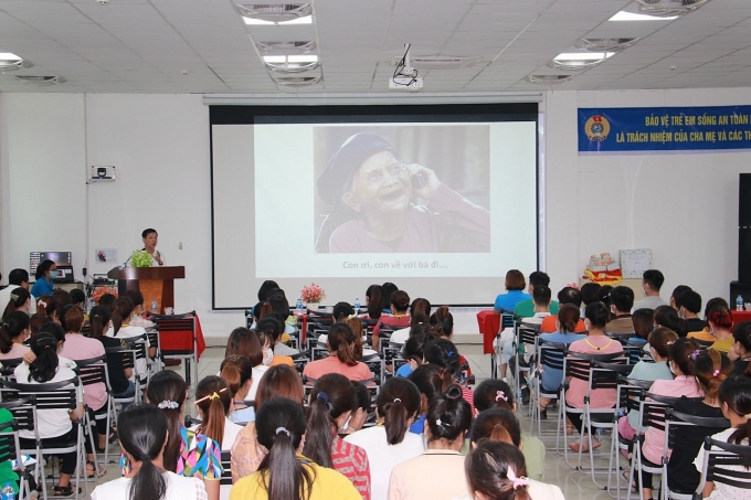 Giáo dục đạo đức, lối sống gia đình và chăm lo con công nhân lao động