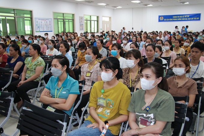 Giáo dục đạo đức, lối sống gia đình và chăm lo con công nhân lao động