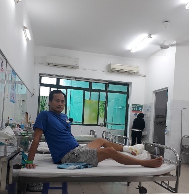 Thuyền viên tàu cá bị tàu nước ngoài bắn được công đoàn hỗ trợ Thuyền viên tàu cá bị tàu nước ngoài bắn được công đoàn hỗ trợ