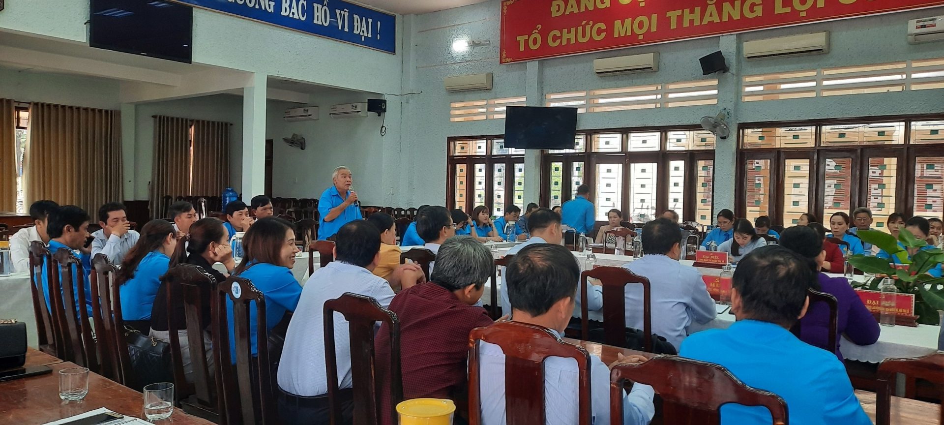 Bí thư Thị ủy Hoài Nhơn đối thoại với cán bộ công đoàn cơ sở Bí thư Thị ủy Hoài Nhơn đối thoại với cán bộ công đoàn cơ sở