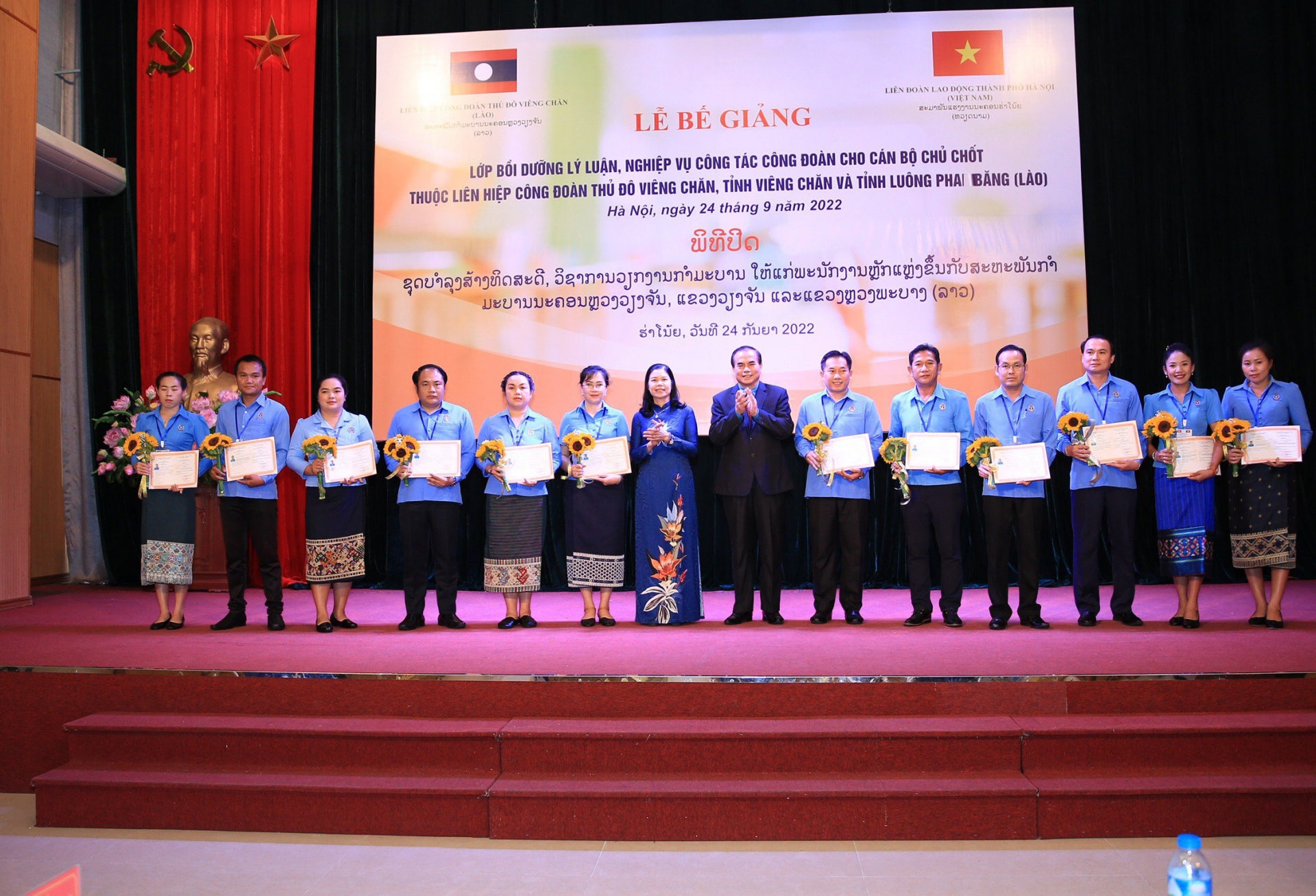 Bế giảng lớp đào tạo lý luận nghiệp vụ công đoàn cho cán bộ Công đoàn Lào