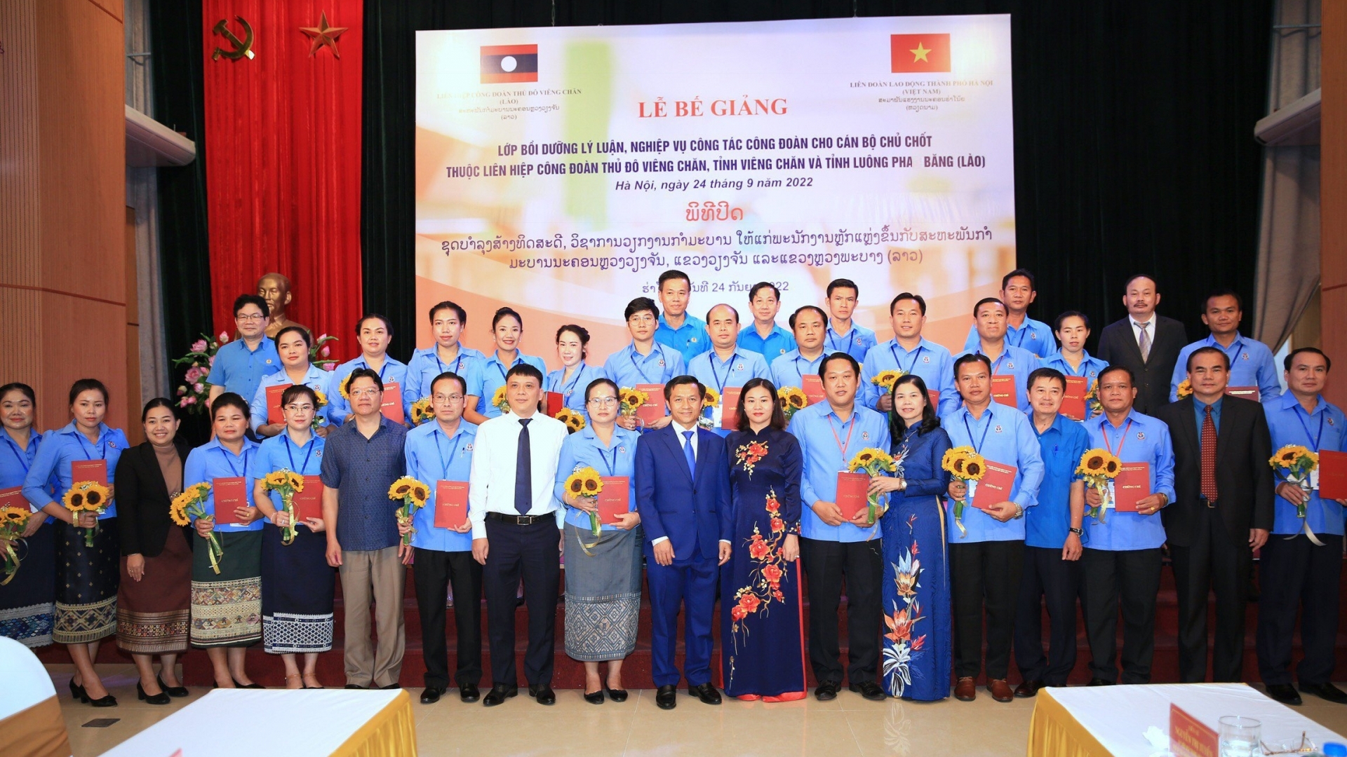 Bế giảng lớp đào tạo lý luận nghiệp vụ công đoàn cho cán bộ Công đoàn Lào