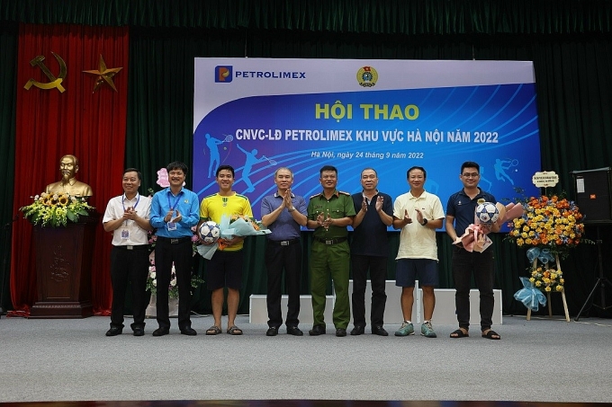 Lãnh đạo các đơn vị chụp ảnh lưu niệm Lãnh đạo các đơn vị chụp ảnh lưu niệm