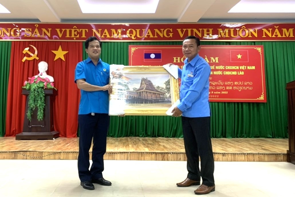Tiếp tục vun đắp tình hữu nghị giữa Công đoàn 2 tỉnh Thừa Thiên Huế - Salavan (Lào) Tiếp tục vun đắp tình hữu nghị giữa Công đoàn 2 tỉnh Thừa Thiên Huế - Salavan (Lào)
