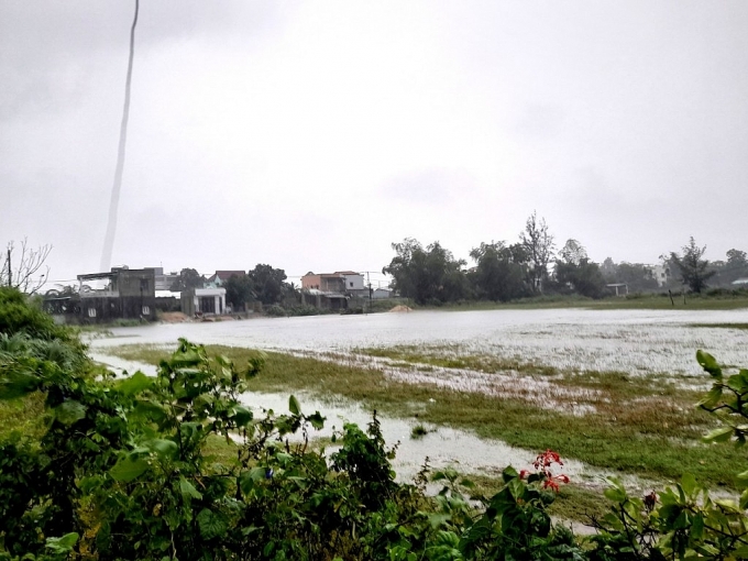 Bão Noru cách Đà Nẵng - Quảng Ngãi khoảng 180km, gió giật cấp 16 Bão Noru cách Đà Nẵng - Quảng Ngãi khoảng 180km, gió giật cấp 16