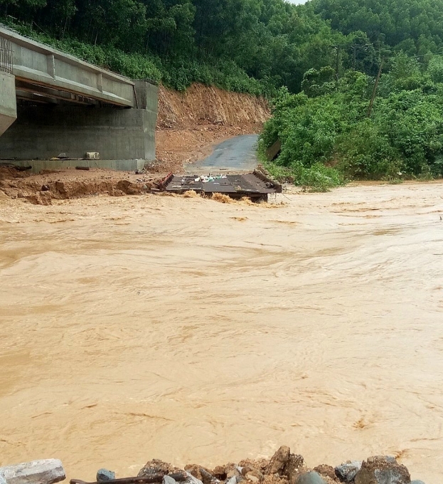 Nước lũ dâng cao sau khi bão số 4 Noru đổ bộ, chia cắt một số nơi ở Quảng Bình Nước lũ dâng cao sau khi bão số 4 Noru đổ bộ, chia cắt một số nơi ở Quảng Bình