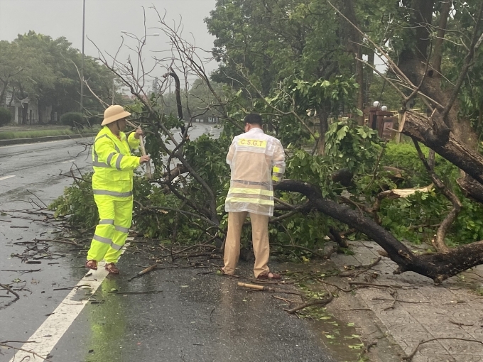 Nước lũ dâng cao sau khi bão số 4 Noru đổ bộ, chia cắt một số nơi ở Quảng Bình Nước lũ dâng cao sau khi bão số 4 Noru đổ bộ, chia cắt một số nơi ở Quảng Bình