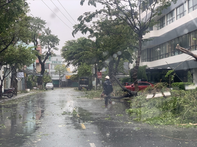 Nước lũ dâng cao sau khi bão số 4 Noru đổ bộ, chia cắt một số nơi ở Quảng Bình Nước lũ dâng cao sau khi bão số 4 Noru đổ bộ, chia cắt một số nơi ở Quảng Bình