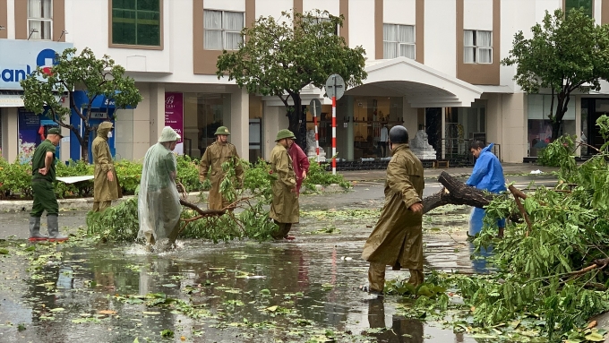 Nước lũ dâng cao sau khi bão số 4 Noru đổ bộ, chia cắt một số nơi ở Quảng Bình Nước lũ dâng cao sau khi bão số 4 Noru đổ bộ, chia cắt một số nơi ở Quảng Bình