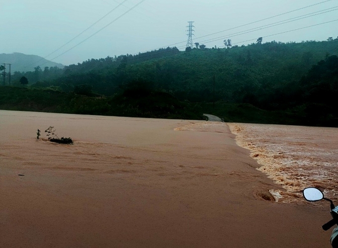 Nước lũ dâng cao sau khi bão số 4 Noru đổ bộ, chia cắt một số nơi ở Quảng Bình Nước lũ dâng cao sau khi bão số 4 Noru đổ bộ, chia cắt một số nơi ở Quảng Bình
