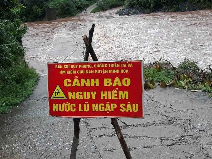 Nước lũ dâng cao sau khi bão số 4 Noru đổ bộ, chia cắt một số nơi ở Quảng Bình Nước lũ dâng cao sau khi bão số 4 Noru đổ bộ, chia cắt một số nơi ở Quảng Bình