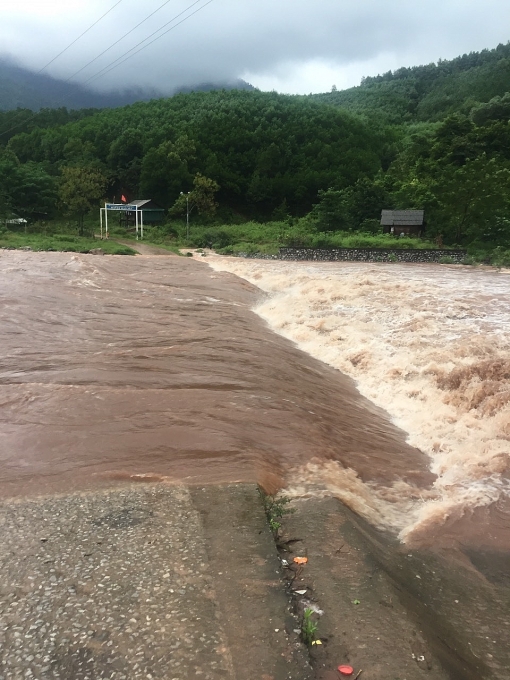 Nước lũ dâng cao sau khi bão số 4 Noru đổ bộ, chia cắt một số nơi ở Quảng Bình Nước lũ dâng cao sau khi bão số 4 Noru đổ bộ, chia cắt một số nơi ở Quảng Bình