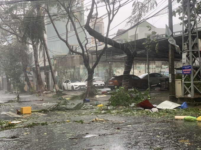 Nước lũ dâng cao sau khi bão số 4 Noru đổ bộ, chia cắt một số nơi ở Quảng Bình Nước lũ dâng cao sau khi bão số 4 Noru đổ bộ, chia cắt một số nơi ở Quảng Bình