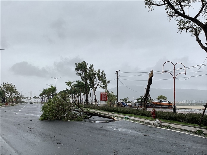 Nước lũ dâng cao sau khi bão số 4 Noru đổ bộ, chia cắt một số nơi ở Quảng Bình Nước lũ dâng cao sau khi bão số 4 Noru đổ bộ, chia cắt một số nơi ở Quảng Bình