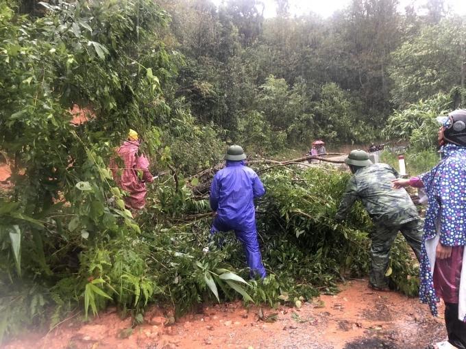 Nước lũ dâng cao sau khi bão số 4 Noru đổ bộ, chia cắt một số nơi ở Quảng Bình Nước lũ dâng cao sau khi bão số 4 Noru đổ bộ, chia cắt một số nơi ở Quảng Bình