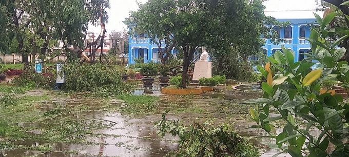 Nước lũ dâng cao sau khi bão số 4 Noru đổ bộ, chia cắt một số nơi ở Quảng Bình Nước lũ dâng cao sau khi bão số 4 Noru đổ bộ, chia cắt một số nơi ở Quảng Bình