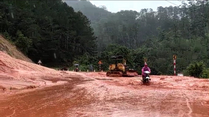 Nước lũ dâng cao sau khi bão số 4 Noru đổ bộ, chia cắt một số nơi ở Quảng Bình Nước lũ dâng cao sau khi bão số 4 Noru đổ bộ, chia cắt một số nơi ở Quảng Bình