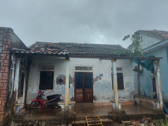 Nước lũ dâng cao sau khi bão số 4 Noru đổ bộ, chia cắt một số nơi ở Quảng Bình Nước lũ dâng cao sau khi bão số 4 Noru đổ bộ, chia cắt một số nơi ở Quảng Bình