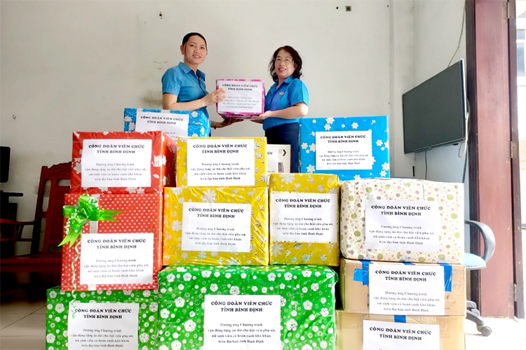 Chương trình tặng áo dài cho hội viên phụ nữ, nữ sinh có hoàn cảnh khó khăn