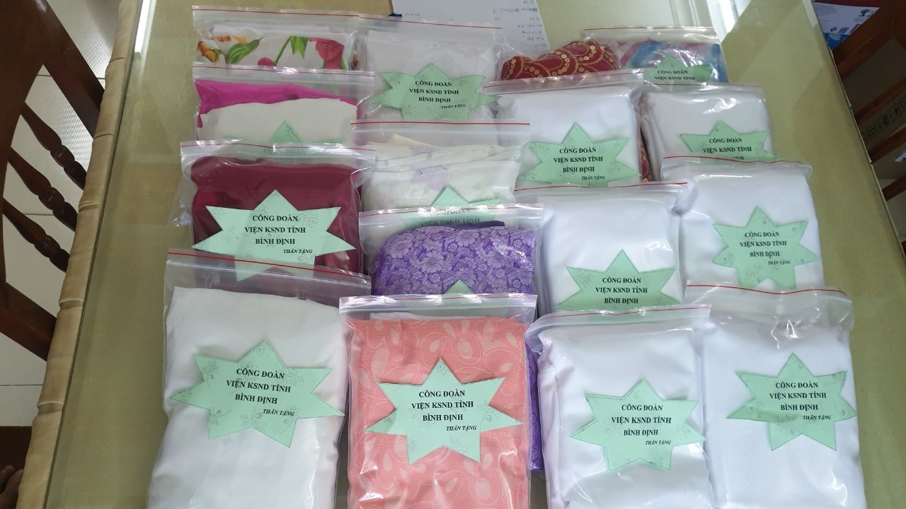 Chương trình tặng áo dài cho hội viên phụ nữ, nữ sinh có hoàn cảnh khó khăn