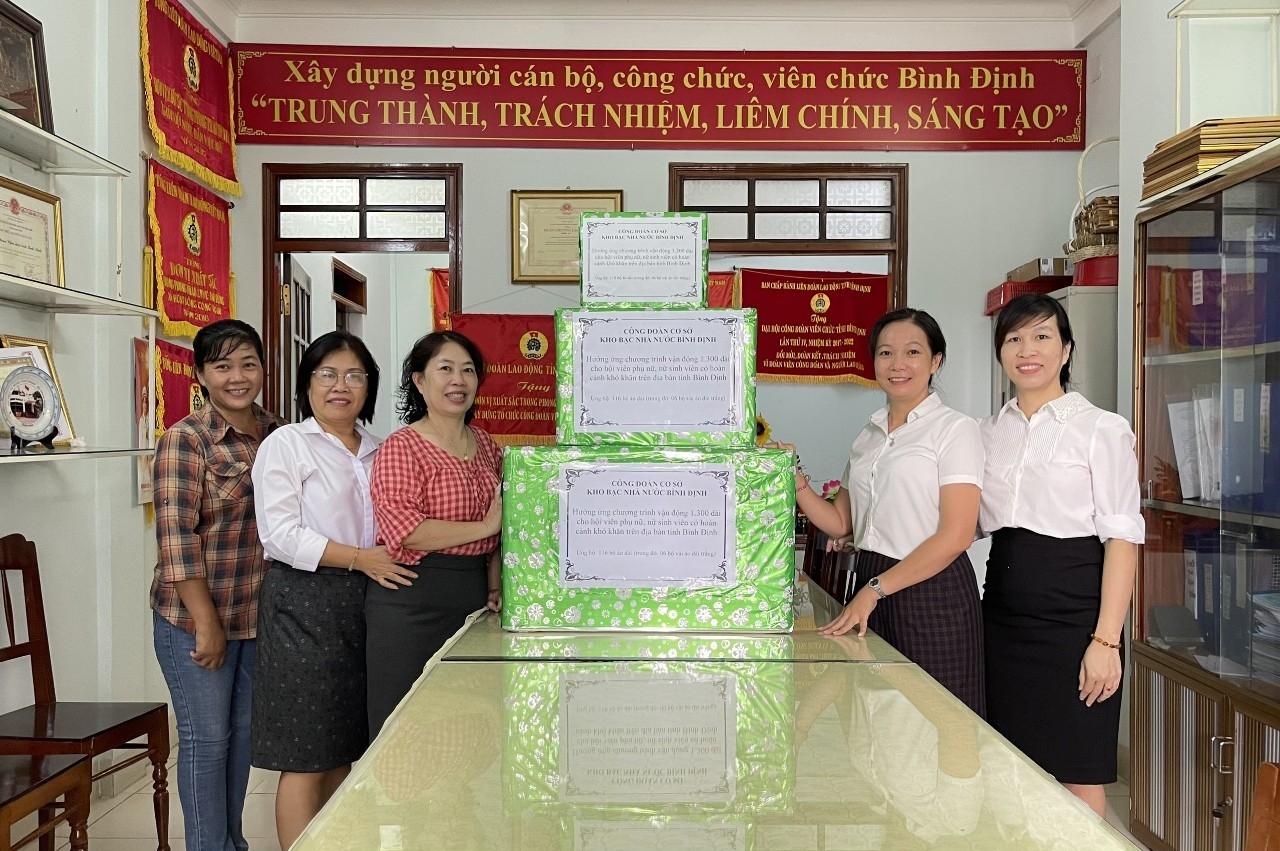 CĐVC tỉnh Bình Định vận động, ủng hộ áo dài cho phụ nữ, nữ sinh khó khăn