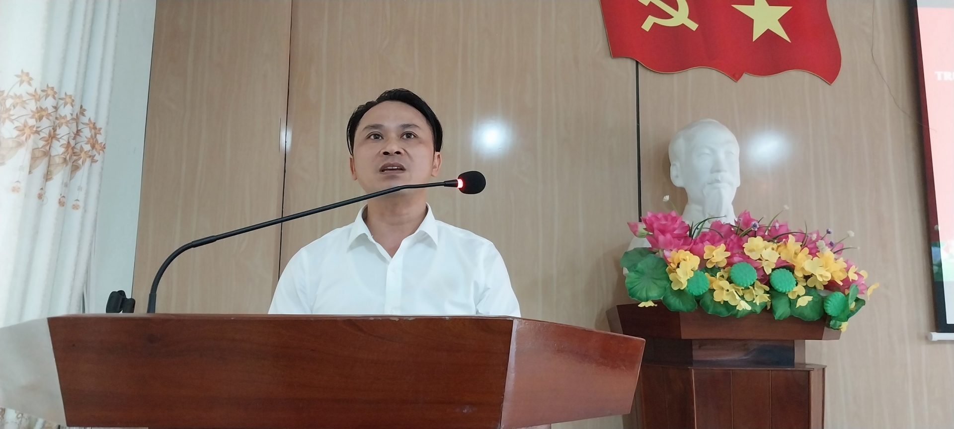 Tổ chức bồi dưỡng nhận thức về Đảng cho cán bộ công đoàn Tổ chức bồi dưỡng nhận thức về Đảng cho cán bộ công đoàn