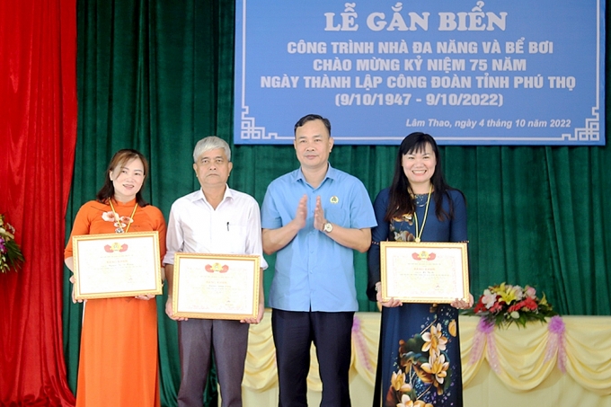 Đồng chí Phạm Sơn - Phó Chủ tịch Thường trực LĐLĐ tỉnh trao Bằng khen cho các cá nhân có thành tích xuất sắc. Đồng chí Phạm Sơn - Phó Chủ tịch Thường trực LĐLĐ tỉnh trao Bằng khen cho các cá nhân có thành tích xuất sắc.