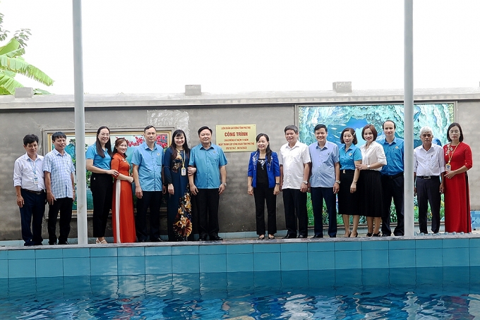 Các đại biểu gắn biển công trình Bể bơi tại Trường THCS Cao Xá. Các đại biểu gắn biển công trình Bể bơi tại Trường THCS Cao Xá.