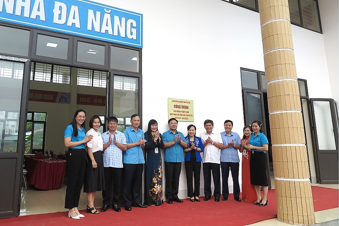 Các đại biểu gắn biển công trình nhà đa năng tại Trường THCS Cao Xá. Các đại biểu gắn biển công trình nhà đa năng tại Trường THCS Cao Xá.