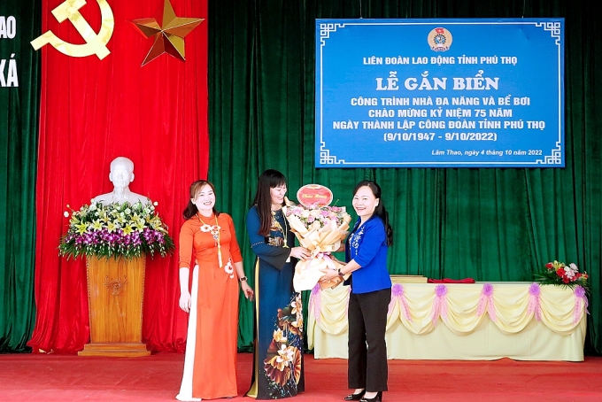 Đồng chí Nguyễn Thị Thanh Huyền - Ủy viên BTV Tỉnh ủy, Trưởng ban Dân vận Tỉnh ủy tặng hoa chúc mừng đơn vị Đồng chí Nguyễn Thị Thanh Huyền - Ủy viên BTV Tỉnh ủy, Trưởng ban Dân vận Tỉnh ủy tặng hoa chúc mừng đơn vị