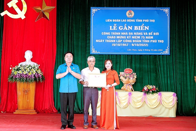 Đồng chí Hà Đức Quảng - Chủ tịch LĐLĐ tỉnh trao Bằng khen cho CĐCS Trường THCS Cao Xá. Đồng chí Hà Đức Quảng - Chủ tịch LĐLĐ tỉnh trao Bằng khen cho CĐCS Trường THCS Cao Xá.