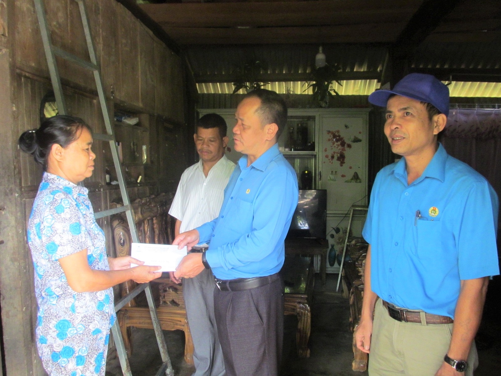 LĐLĐ tỉnh Kon Tum thăm, hỗ trợ đoàn viên bị ảnh hưởng do bão số 4