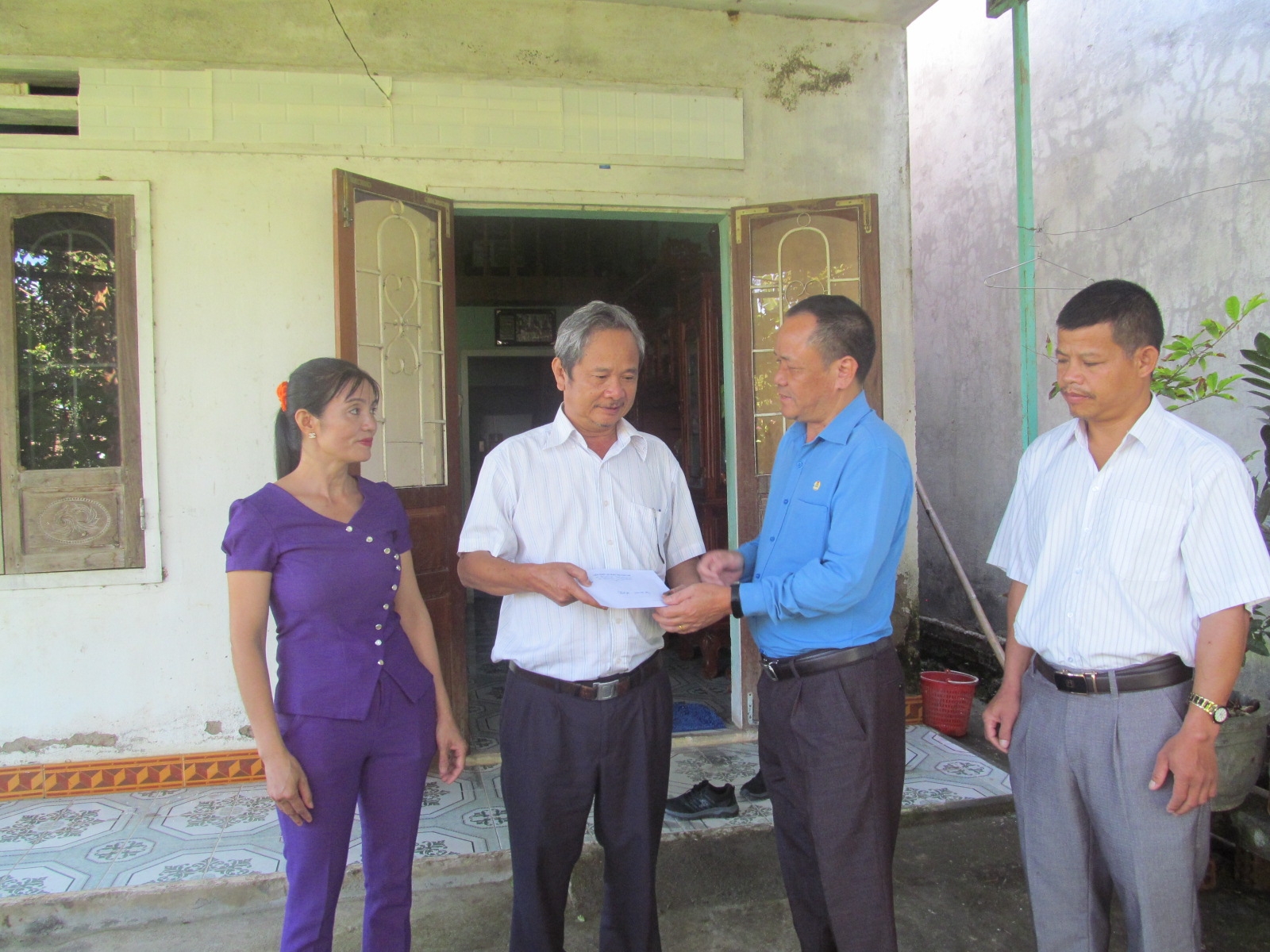 LĐLĐ tỉnh Kon Tum thăm, hỗ trợ đoàn viên bị ảnh hưởng do bão số 4