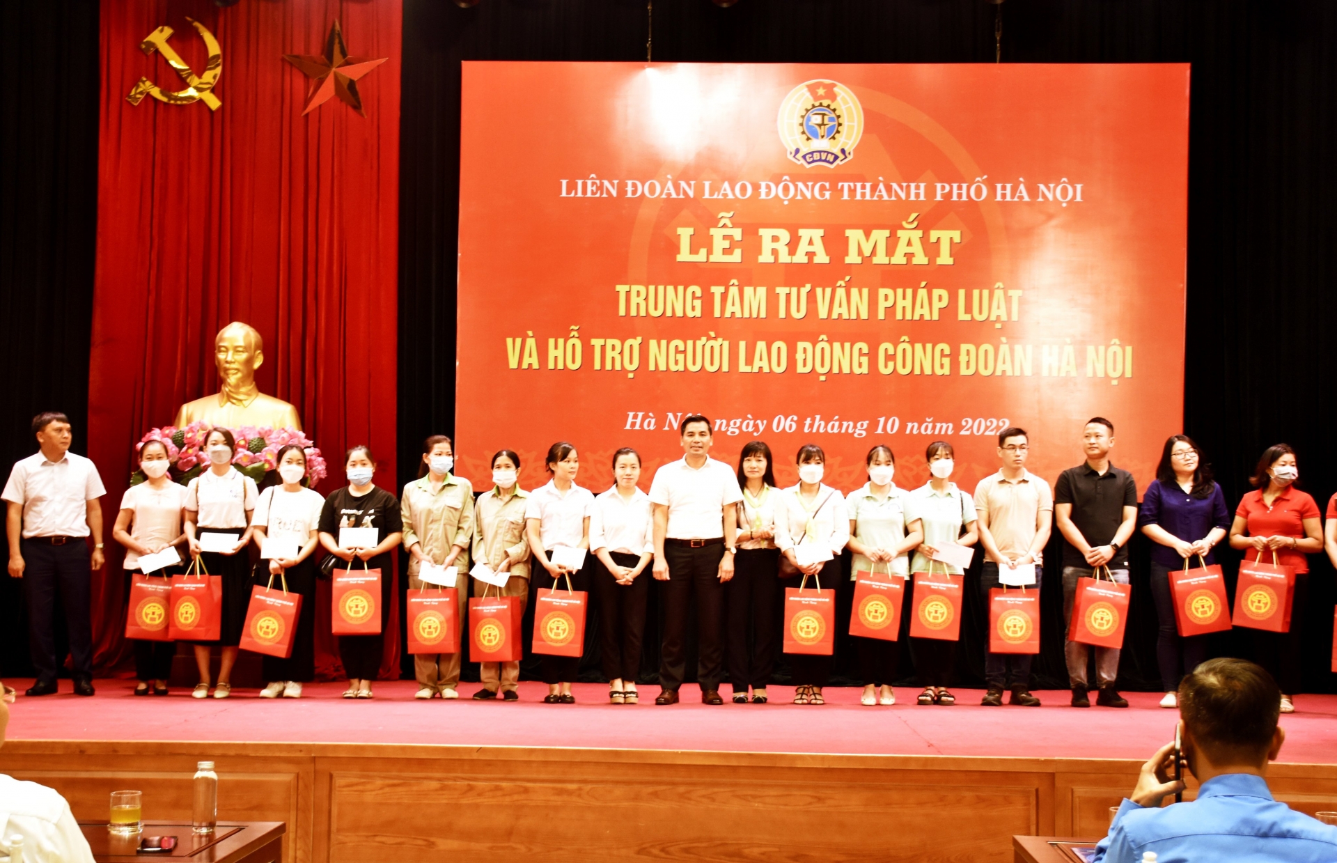 Liên đoàn Lao động TP Hà Nội: Đẩy mạnh tuyên truyền và hỗ trợ pháp lý cho NLĐ Liên đoàn Lao động TP Hà Nội: Đẩy mạnh tuyên truyền và hỗ trợ pháp lý cho NLĐ