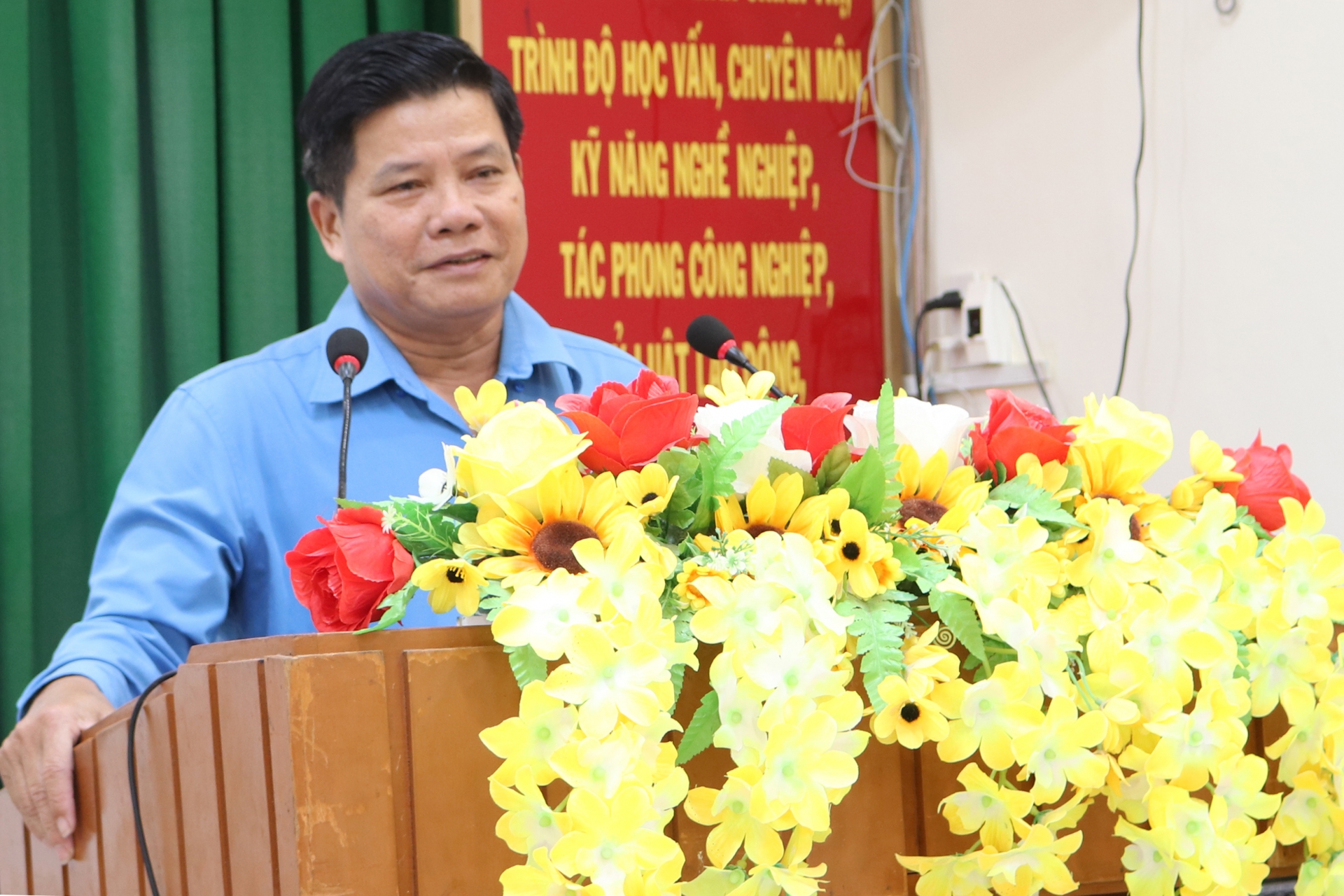 Ông Lê Văn Lẹ phát biểu tại hội nghị