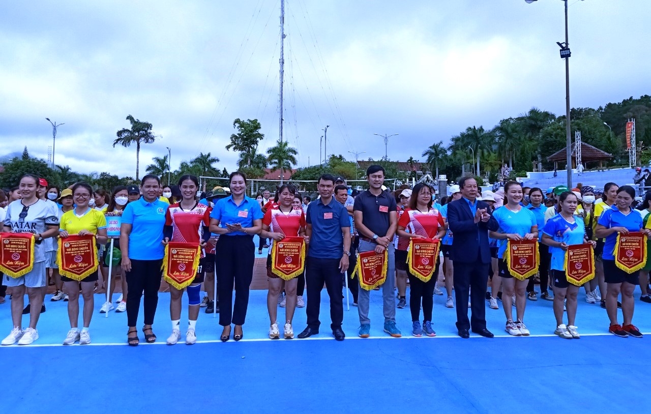 LĐLĐ huyện A Lưới khai mạc Giải bóng chuyền nữ CNVCLĐ lần thứ I năm 2022 LĐLĐ huyện A Lưới khai mạc Giải bóng chuyền nữ CNVCLĐ lần thứ I năm 2022