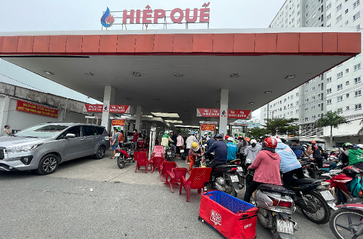 Tại một cửa hàng Hiệp Quế khác (Q. 12) mở bán cầm chừng với 50.000đ/xe Tại một cửa hàng Hiệp Quế khác (Q. 12) mở bán cầm chừng với 50.000đ/xe