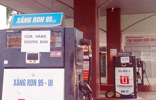 Một cửa hàng xăng đầu của Công ty Tín Nghĩa tại Biên Hòa cũng phải treo bảng Hàng loạt cây xăng bán cầm chừng, ngưng bán, thông báo hết xăng ở TP. HCM