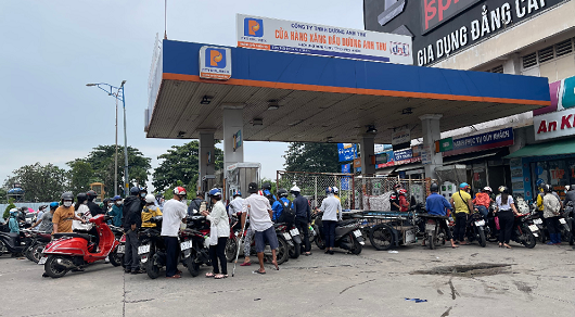Hàng loạt cây xăng bán cầm chừng, ngưng bán, thông báo hết xăng ở TP. HCM Hàng loạt cây xăng bán cầm chừng, ngưng bán, thông báo hết xăng ở TP. HCM