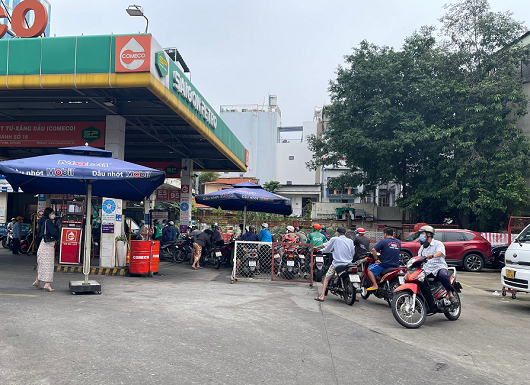 Cây xăng trên đường 442 Cách Mạng Tháng 8 thông báo hết xăng, chỉ đủ bán cho những người đến trước đó. Cây xăng trên đường 442 Cách Mạng Tháng 8 thông báo hết xăng, chỉ đủ bán cho những người đến trước đó.